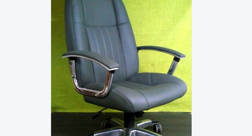 Перетяжка офисного кресла кожей. Димитровград